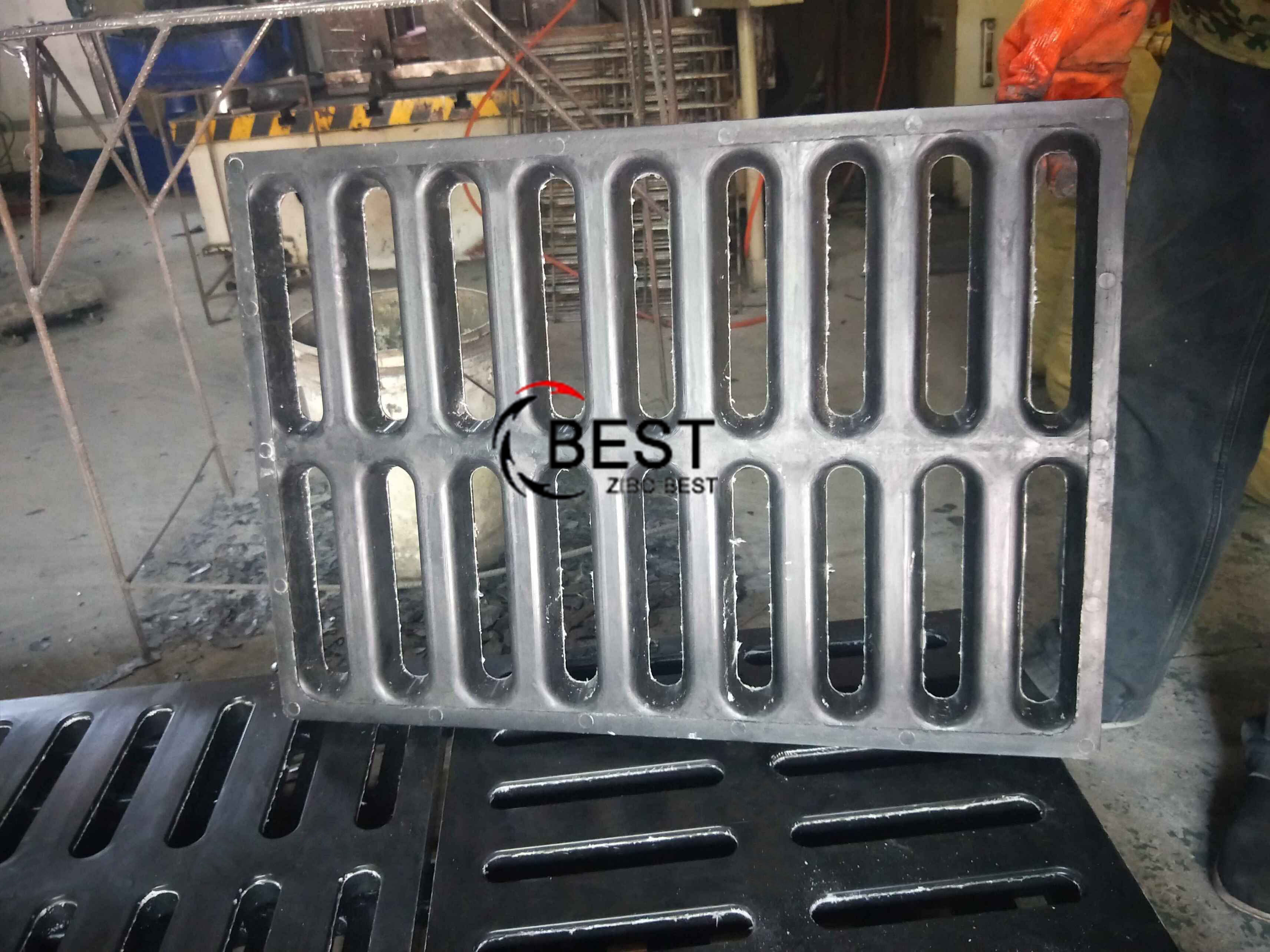  溝蓋板加砂與不加砂的質量比較